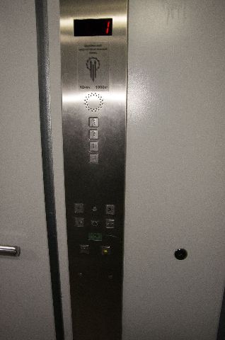 Кнопки внутри лифта