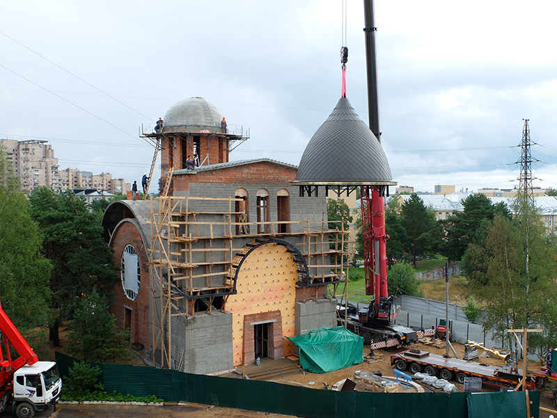 Установка купола, освящение и подъем креста храма Святой Блаженной Ксении Петербургской