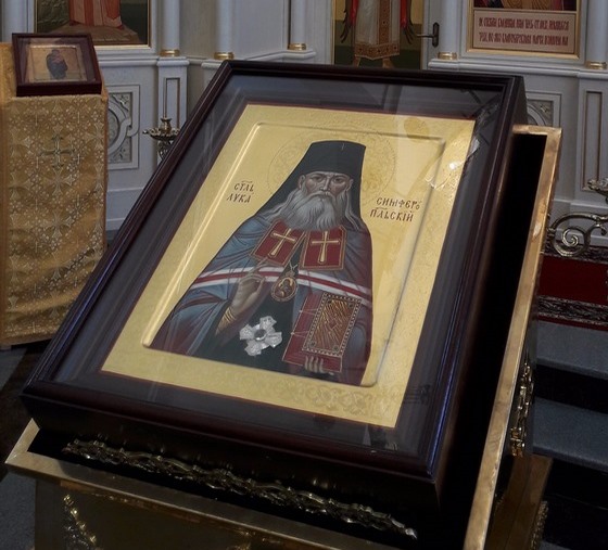В храме святой Блаженной Ксении Петербургской передана в дар икона святителя Луки (Войно-Ясенецкого)